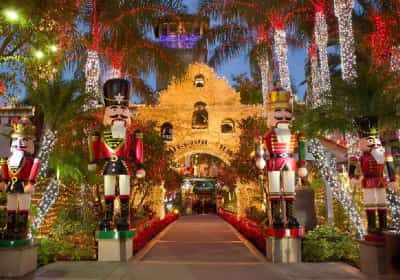 גם אם אתם לא בקטע של כריסטמס - סמוך ללוס אנג'לס מתקיים פסטיבל אורות שלגמרי שווה את הנסיעה