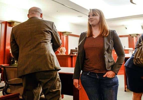 "אם לגבר מותר, למה לי אסור?":  אשה הסתובבה בביתה חשופת חזה בנוכחות ילדים ועלולה לשלם על כך מחיר כבד