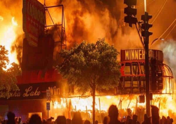 סקירה מיוחדת, כרוניקה של קריסה: מאלסקה ועד מיאמי,  העיר לוס אנג'לס היא שיאנית המעצרים