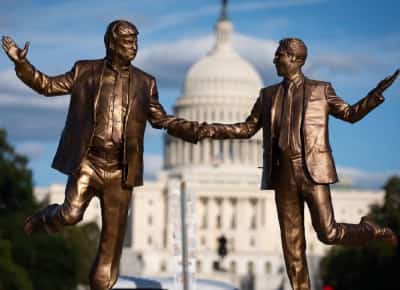 פרשת טראמפ–אפשטיין מסעירה את וושינגטון: פסל סאטירי ודרישה לחקירה פוליטית