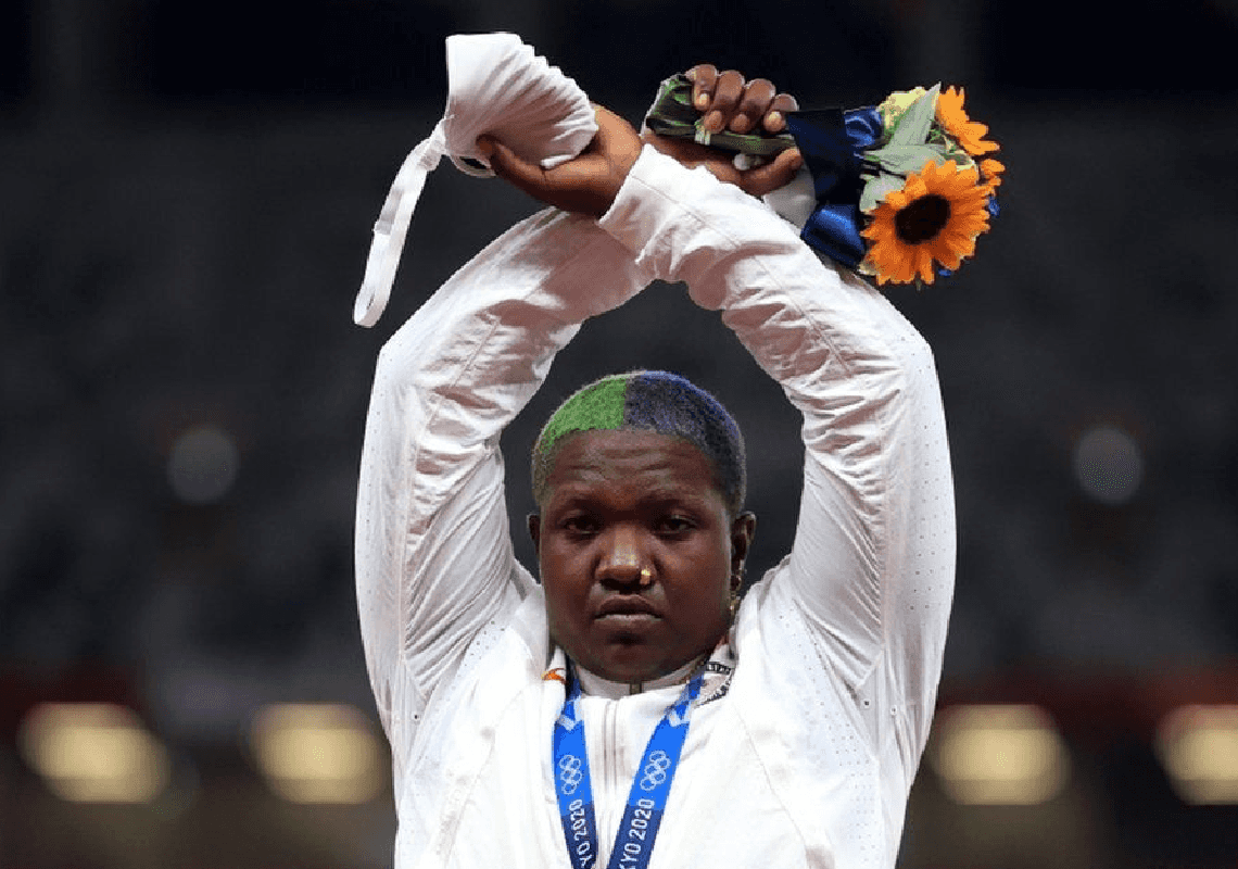 הזוכה האמריקנית הפרה את הנחיות האולימפיאדה – אך הצעדים נגדה נדחו עקב טרגדיה משפחתית