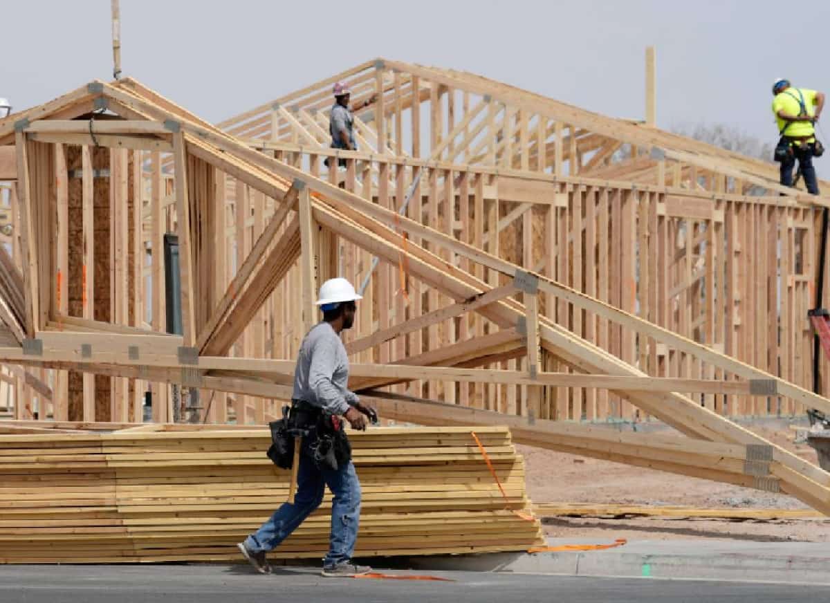 הבנייה נעצרת, המשכנתאות מטפסות, והחלום האמריקאי מתרחק: כיצד המלחמה במזרח התיכון מכה בשוק הנדל"ן 