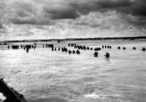 בן 97 שחזר את הצניחה בקרב על נורמנדי: "אנחנו תחת אש"