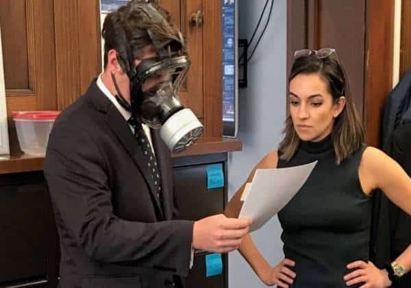 חברי קונגרס בבידוד: ״אנו צלחות תרבית מהלכות" אומר נציג פלורידה החובש מסכת גז לפניו