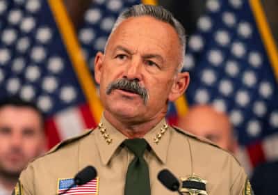 הפתעה במירוץ למושלות קליפורניה: השריף הרפובליקני של מחוז ריברסייד מוביל בסקרים