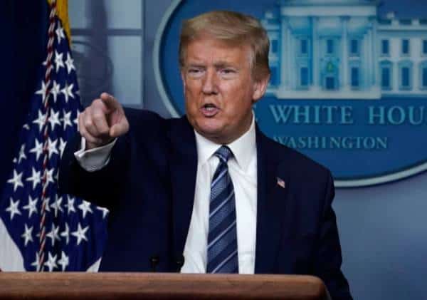 טראמפ: "יש לי את הראיות המוכיחות שהנגיף בא ממעבדת ווהאן". כתב: "מאיפה מידת הביטחון?" טראמפ: "אסור לי לדבר עוד"