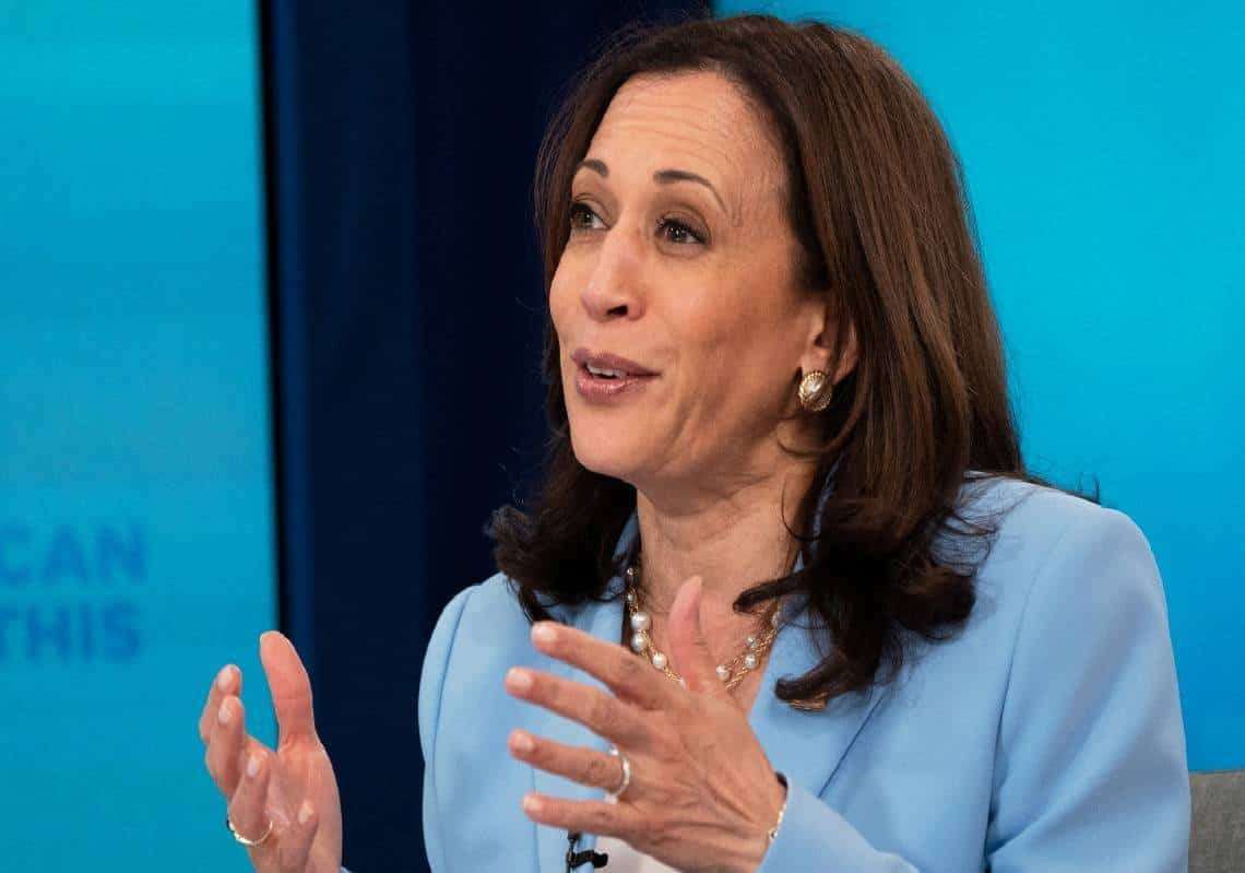 "חוסר תפקוד מוחלט": "המשרד של סגנית-הנשיא לא עובד, האריס מתעללת בעובדים, הסביבה רעילה ומבולגנת"