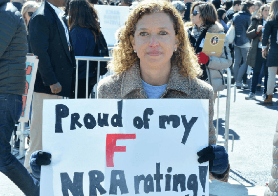 רוחות של שינוי: מועמדים לקונגרס כבר לא מפחדים לרוץ נגד ה-NRA