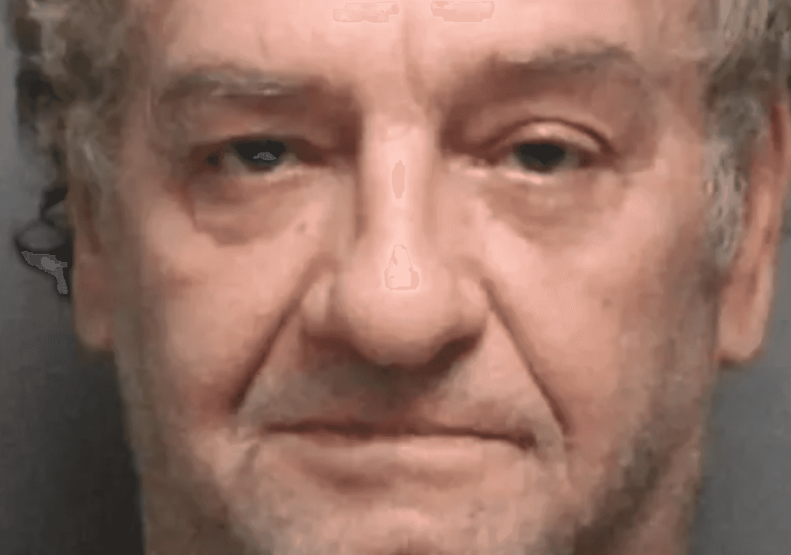 פעיל Qanon הטוען כי הדמוקרטים מתעללים מינית בילדים – מתברר כפדופיל מורשע