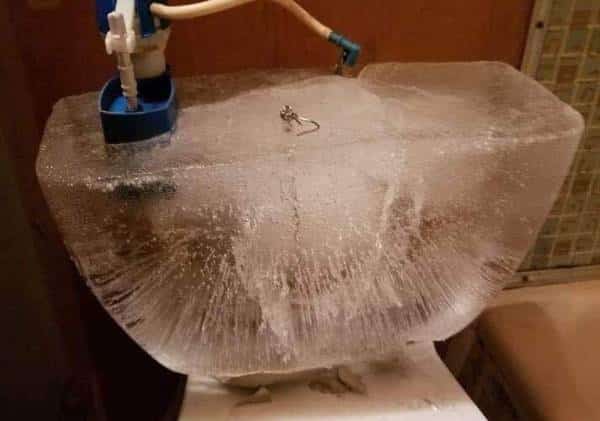 מסילות בוערות ואסלות קפואות: גל הקור הקיצוני כפי שמעולם לא ראיתם