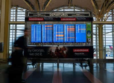 טראמפ מבטל את ההגנה על הנוסעים: חברות התעופה יוכלו כעת להתחמק מתשלום פיצויים