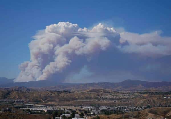 עשרות אלפי דונמים עלו באש, מאות בתים פונו: שריפה משתוללת במחוז לוס אנג'לס