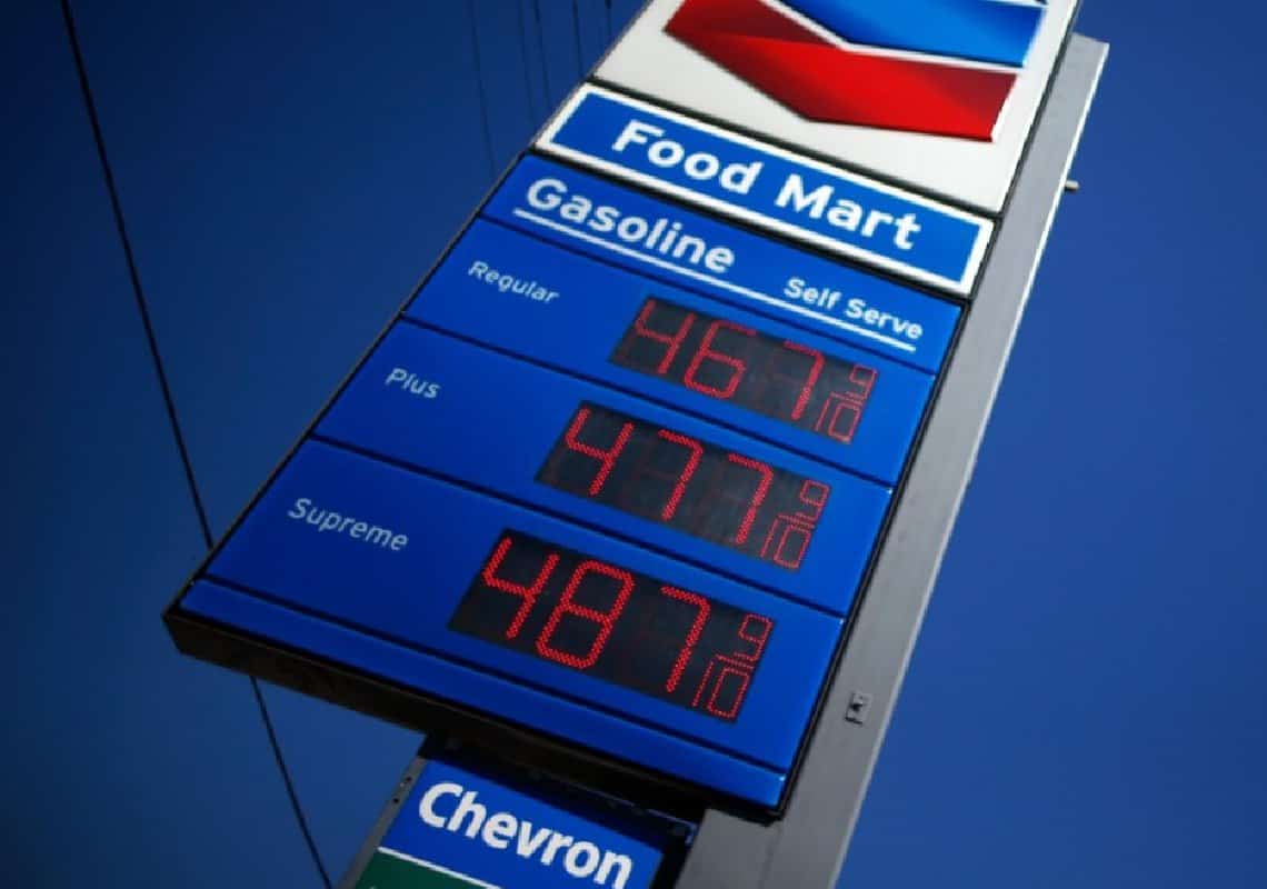 "אין הקלה למעמד הביניים": מחירי הדלק יורדים, אך הדמוקרטים עדיין חוששים מבחירות האמצע