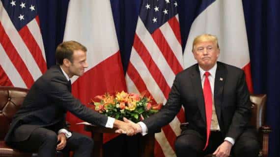 לאחר שצייץ נגדו בטוויטר, טראמפ נפגש עם מקרון בפריז
