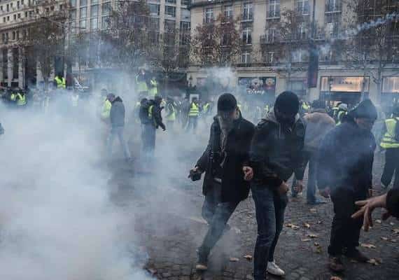 עשרות עצורים בהפגנות אלימות בפריס