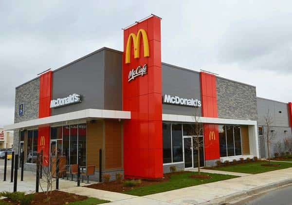 אב לקח את בנו להתפנות בסניף מקדונלדס: הוא לא ידע שבאותו הזמן פדופיל גרר את בתו בת ה-3 לתא השירותים