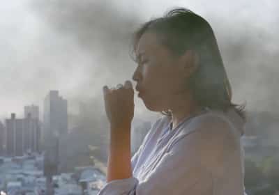 כך משפיע האוויר שאנחנו נושמים על המוח: מחקר חושף קשר מדאיג בין זיהום לאלצהיימר