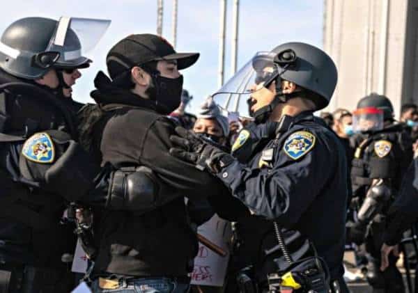 אבסורד: סן-פרנסיסקו מאלצת את השוטרים לתלות כרזות של BLM בתוך תחנות המשטרה