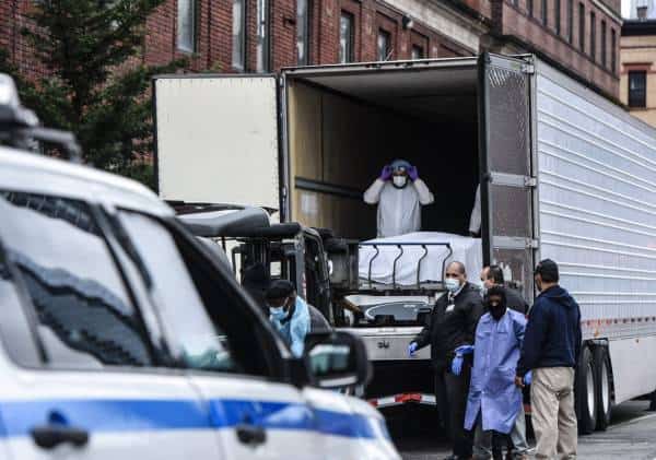 רמז לבאות? משאיות קירור הוצבו מחוץ לבתי החולים בטקסס ואריזונה