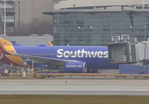 במהלך הבורדינג: עשן החל לעלות מתיקו של הנוסע, חבלנים הוזעקו לנמל התעופה