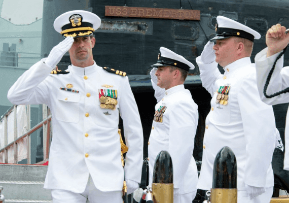 מבוכה בצי: הלך לנערות ליווי בפיליפינים, ואיבד את הפיקוד על צוללת התקיפה