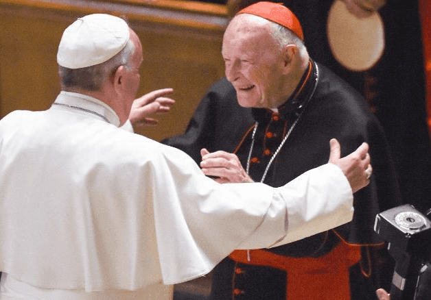 האפיפיור הדיח את הקרדינל מק'קאריק, המואשם בתקיפות מיניות