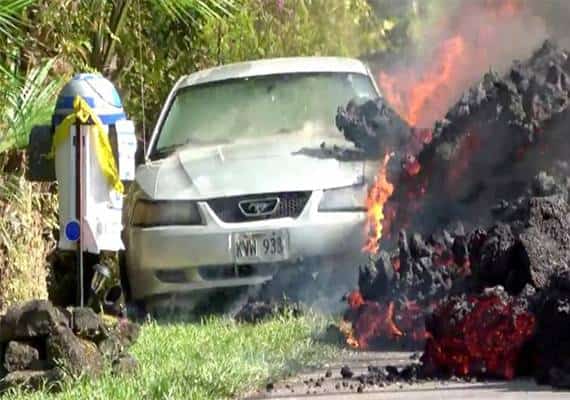 הוואי: הלבה החריבה את  מכונית המוסטאנג, אך בעל הבית מוטרד מהריסת תיבת הדואר
