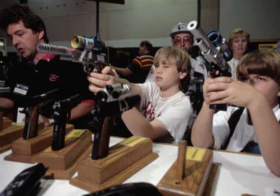 "יורים לעצמם ברגל": בעלי נשק קוראים להחרים חברת צידניות בגלל שהפסיקה לשתף פעולה עם ה-NRA