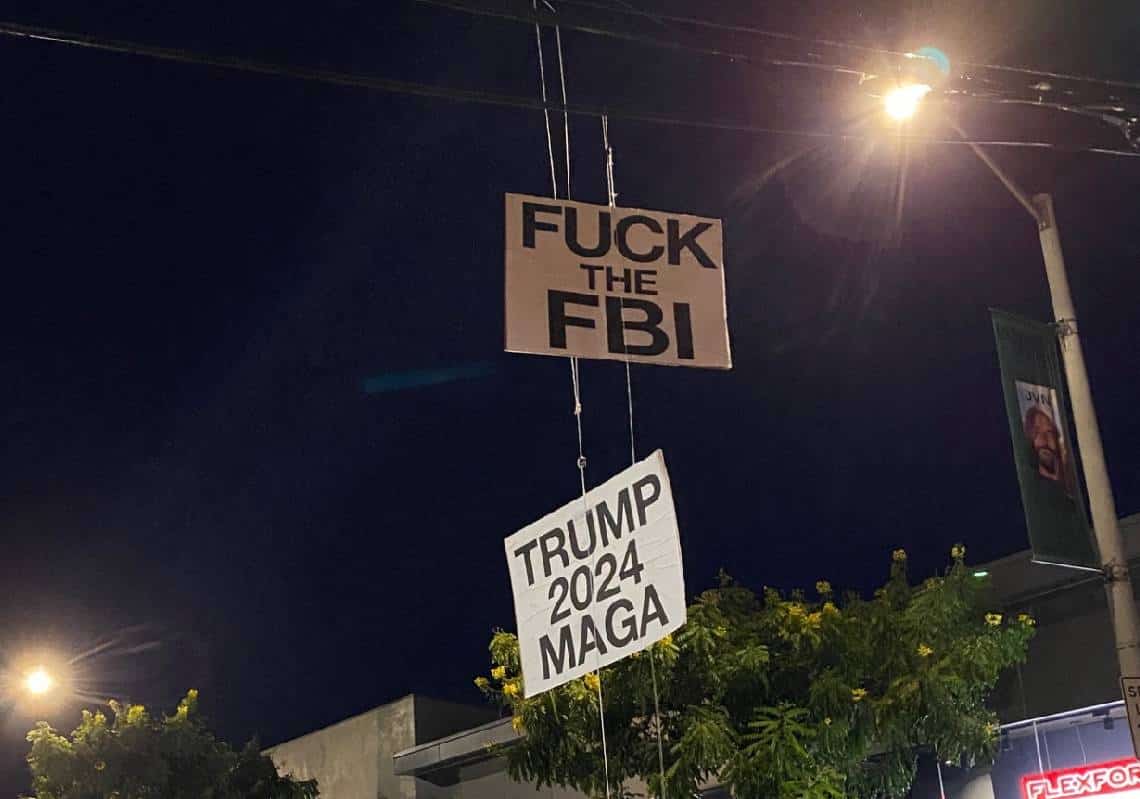 אמן הרחוב 'סאבו' תלה ברחבי לוס אנג'לס שלטי "F*ck the FBI" ו-"Trump 2024 MAGA"