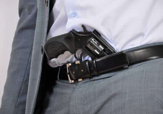 מביך: עמד ליד דוכן של ארגון הצופות - וירה לעצמו באשכים בטעות