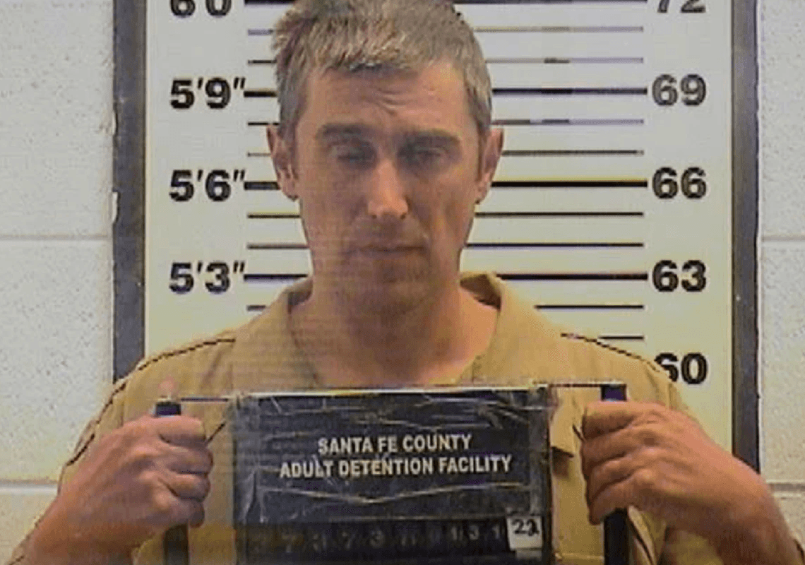 חמוש פרץ לבית, אכל שרימפס והתקלח – והשאיר 200 דולר עבור החלון ששבר