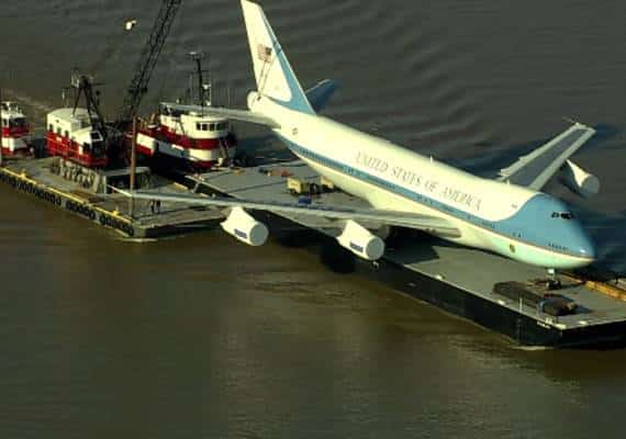 מחזה נדיר במרילנד: העתק של "אייר פורס 1" שט במי נהר הפוטומק