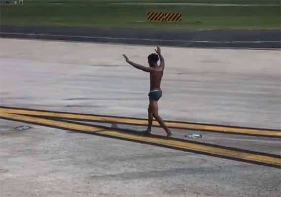 עיכוב לא צפוי: צעיר פרץ עירום למסלול הנחיתות בשדה תעופה