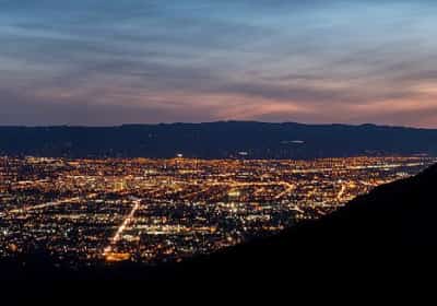 כיבוי אורות: עיר בקליפורניה תחייב את התושבים לכבות את התאורה החיצונית עד חצות הלילה