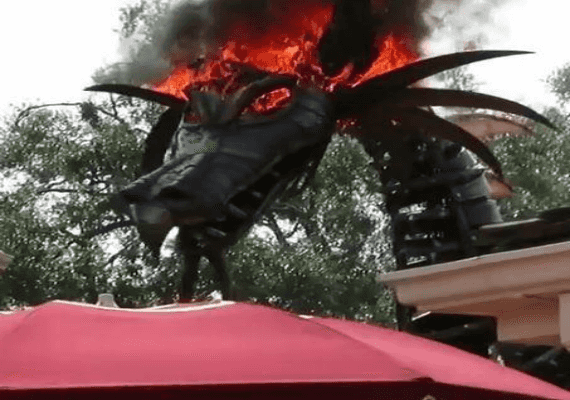 סרט רע: דרקון עלה באש בדיסני וורלד