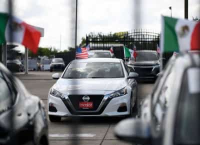 החלום האמריקאי על ארבעה גלגלים מתנגש במציאות: מיליונים מאחרים בתשלומי רכב — והאזהרה מתקרבת שאיש לא מבחין בה