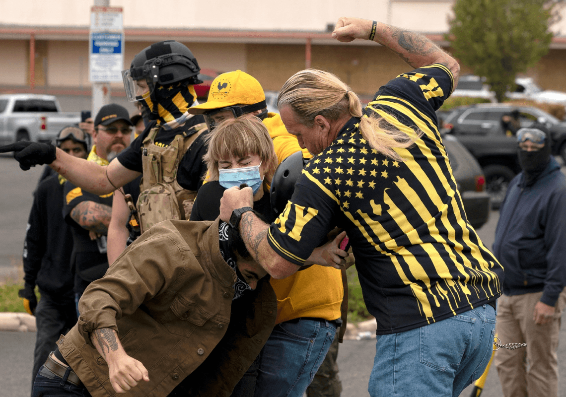 יריות במהלך עימותים אלימים בין פעילי ימין קיצוני לחברי השמאל הרדיקלי מ'אנטיפה'