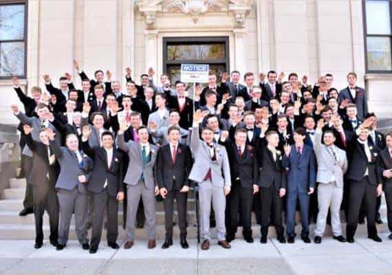 חסרי בושה: תלמידי תיכון בוויסקונסין הצדיעו במועל יד