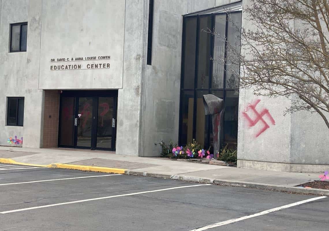 הלם בקהילה היהודית בוושינגטון: צלבי קרס רוססו על בית כנסת ואנדרטה לזכר נרצחי השואה