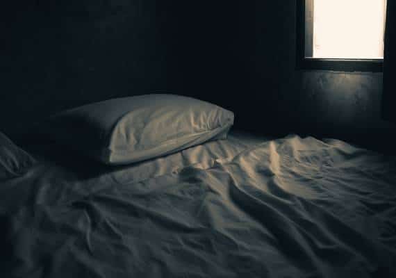 בזמן שישנה לצד בעלה: אשה בדרום קליפורניה התעוררה ונחרדה לגלות אנס במיטתה