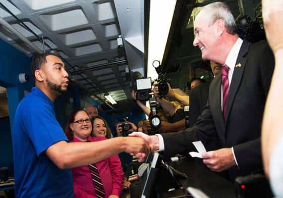 דוגמה אישית: מושל ניו ג'רזי חנך את הימורי הספורט