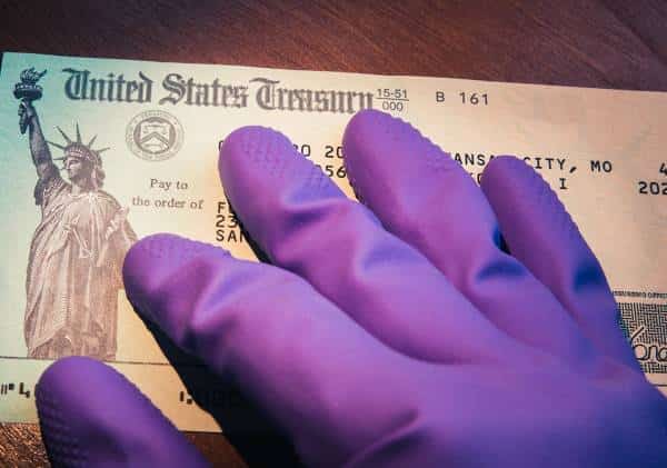 1,200 דולר לכל תושב והפחתה בהטבת האבטלה: זו חקיקת החירום ההולכת ומתגבשת בקונגרס