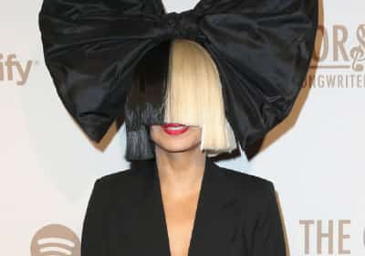 הגרוש של סיה תובע משמורת מלאה על בנם: היא לא כשירה לתפקד כאמא ומכורה לסמים