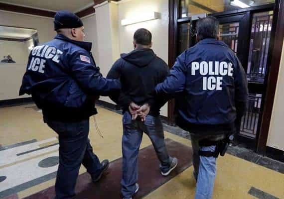 הסוכנות הפדרלית מאיימת לזמן את רשויות קליפורניה בגין מקלט למהגרים