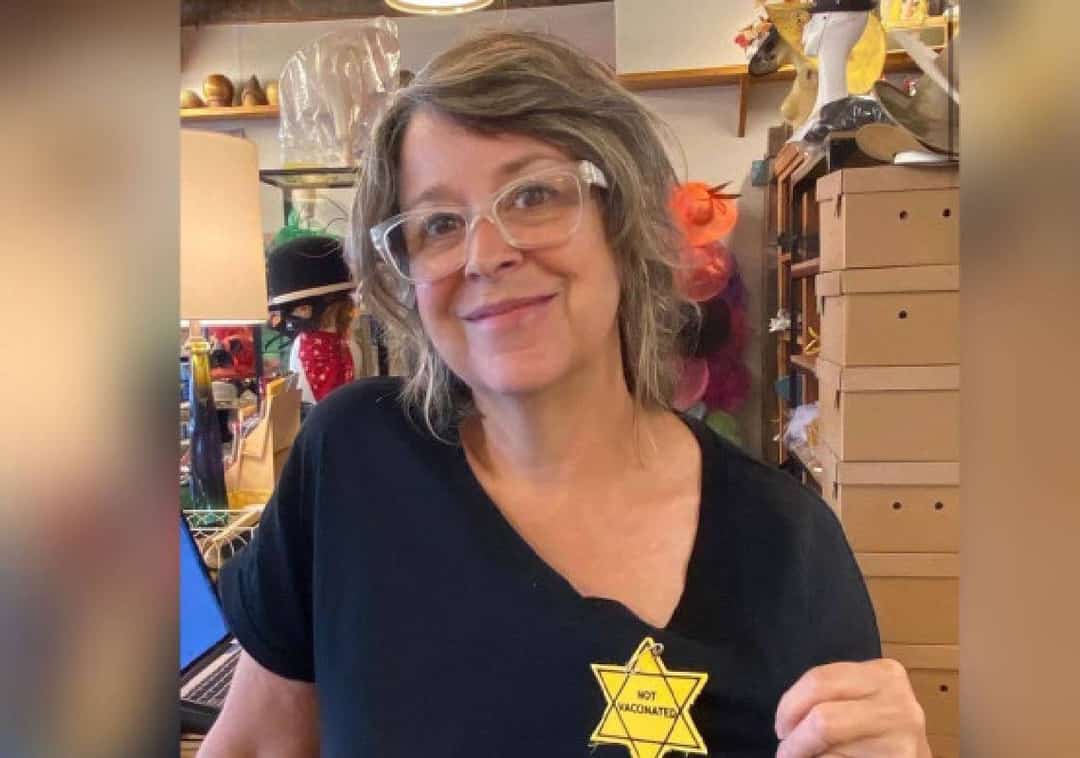 זעזוע בארצות הברית: חנות כובעים בלב אמריקה מוכרת טלאי צהוב עם הכיתוב - "לא מחוסן"