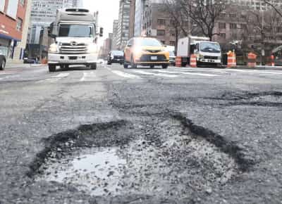 כבישים מתפוררים, אדם נהרג: משבר הבורות שמטלטל את ניו יורק