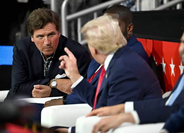 אידיוט עם מנת משכל נמוכה: טראמפ תוקף את טאקר קרלסון בגלוי — ומכחיש שהוא שוקל מלחמה גרעינית עם איראן