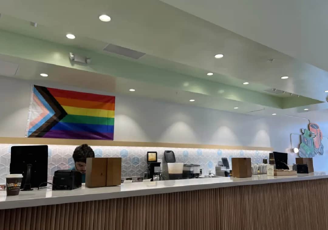 רשת בתי הקפה האהובה מקליפורניה לוקחת צעד אחורה מזהות פוליטית: כל דגלי הגאווה יוסרו מהסניפים