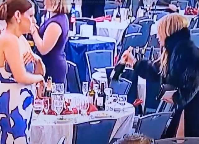 גנבה יין בזמן שהכדורים עפו: הצילום שסיכם את ערב ניסיון ההתנקשות בטראמפ