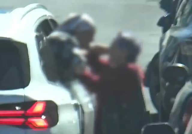 תיעוד: שדדו אישה מבוגרת לאור יום בלב סן פרנסיסקו - ונעצרו אחרי מרדף רחפנים